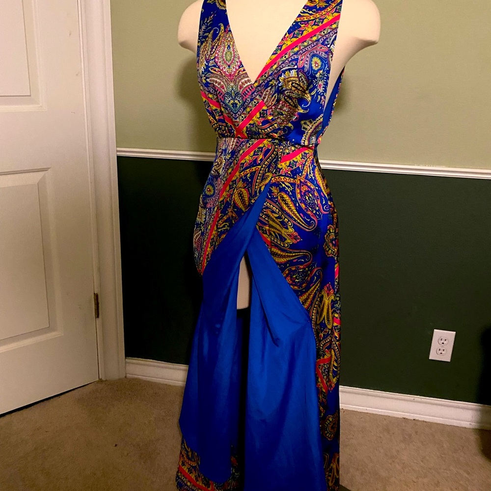 Women’s Maxi dress by Forever 21 with V neck in front and back.